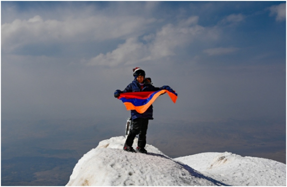 9-ամյա հայ տղան նվաճել է Արարատը (լուսանկար)